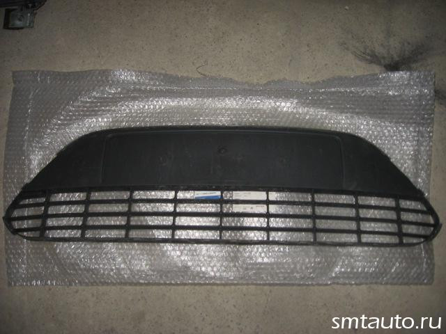 Решетка в бампер центральная Ford Focus II 2008-2011