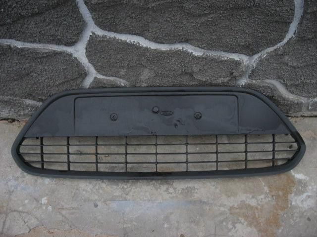Решетка в бампер центральная Ford Focus II 2008-2011