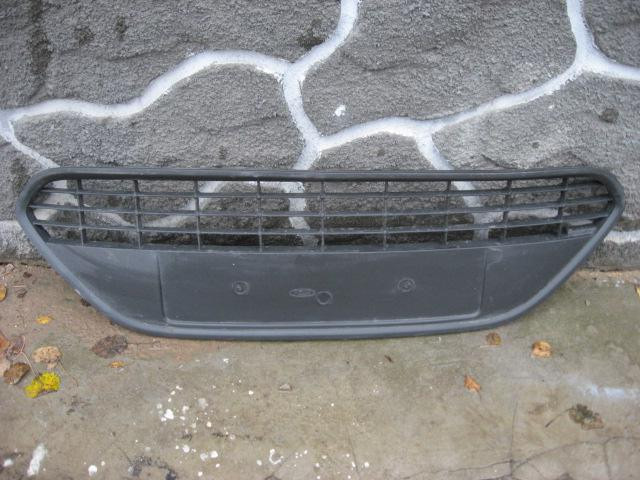 Решетка в бампер центральная Ford Focus II 2008-2011