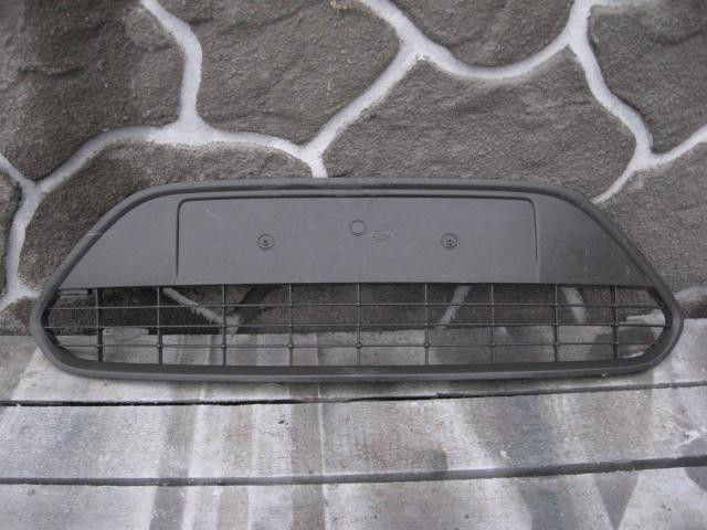 Решетка в бампер центральная Ford Focus II 2008-2011