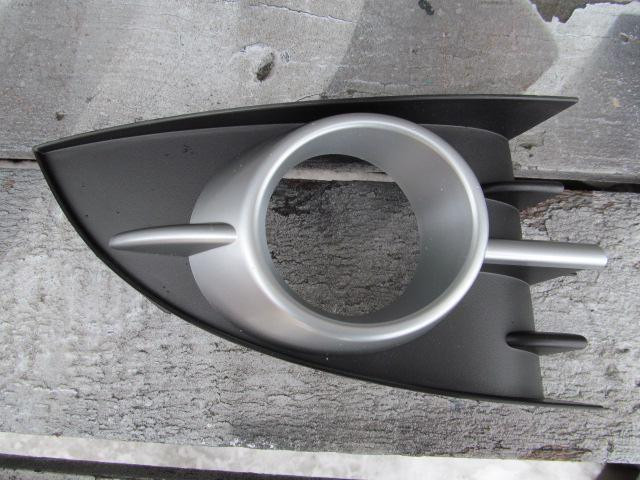 Решетка в бампер правая Renault Fluence 2010>