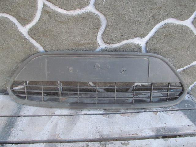 Решетка в бампер центральная Ford Focus II 2008-2011
