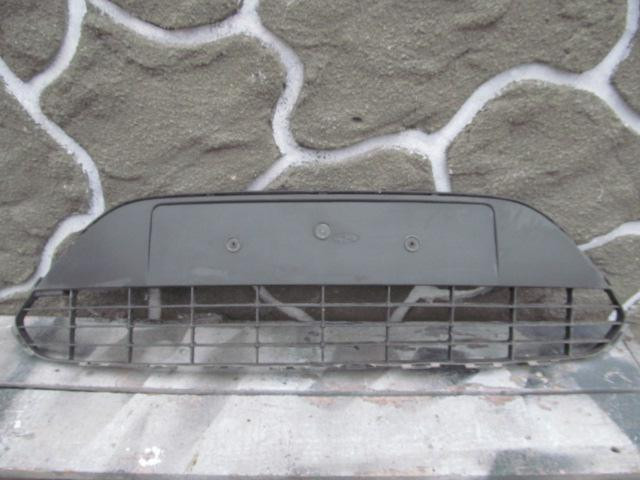 Решетка в бампер центральная Ford Focus II 2008-2011