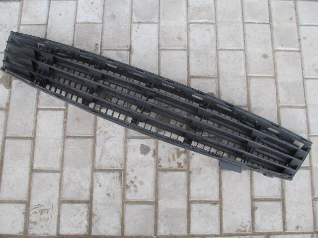 Решетка в бампер центральная Renault Megane II 2002-2009