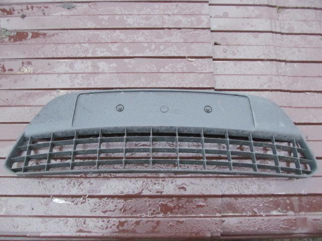 Решетка в бампер центральная Ford Focus II 2008-2011