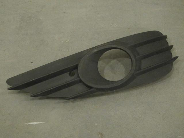 Решетка в бампер правая Opel Astra H 2004>