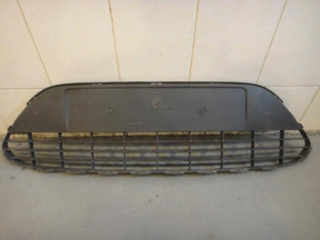 Решетка в бампер центральная Ford Focus II 2008-2011