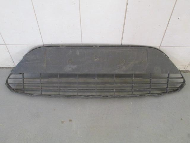 Решетка в бампер центральная Ford Focus II 2008-2011
