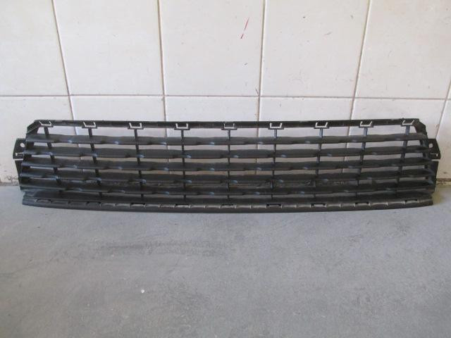 Решетка в бампер центральная Citroen C3 Picasso 2009>