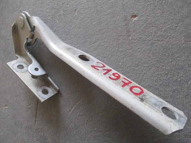 Петля капота правая Volkswagen Passat B5 2000-2005