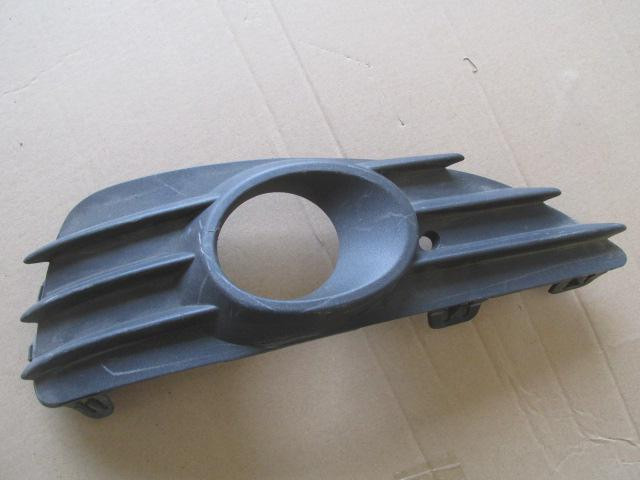 Решетка в бампер правая Opel Astra H 2004>