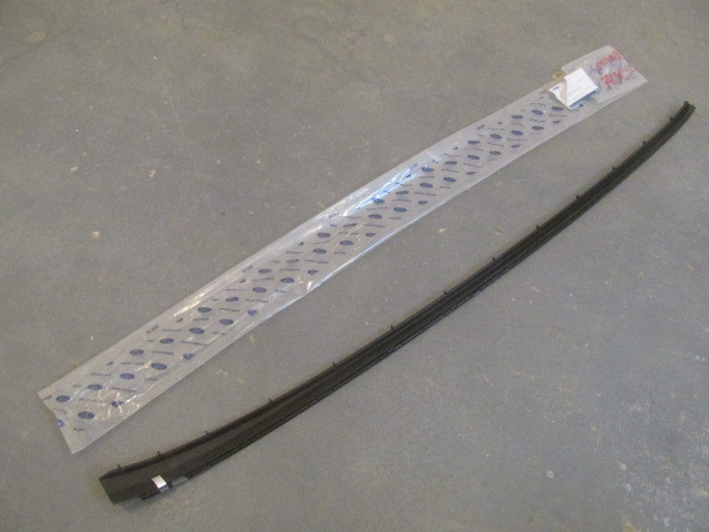 Молдинг лобового стекла Ford Focus III 2011>