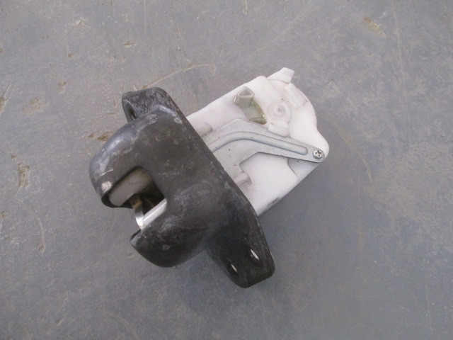 Замок багажника Nissan Juke 2011>