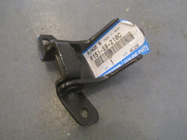 Петля двери передней правой Mazda 3 (BL) 2008-2013