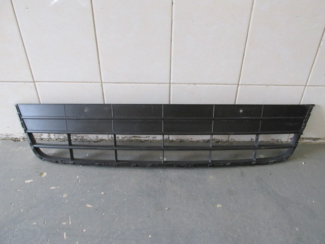 Решетка в бампер центральная Volkswagen Tiguan 2007-2017