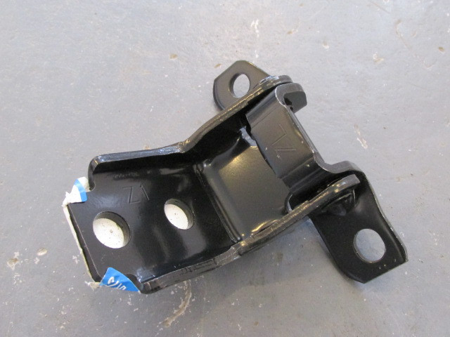 Петля двери передней левой Mazda 3 (BM) 2013-2019