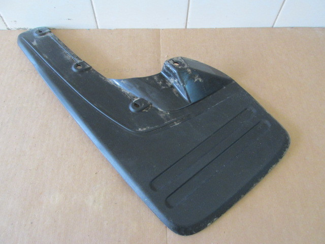 Брызговик передний левый Toyota Hilux 2005-2015