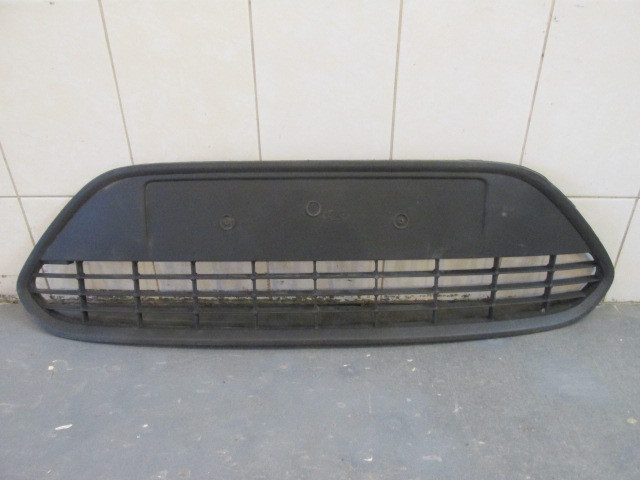 Решетка в бампер центральная Ford Focus II 2008-2011