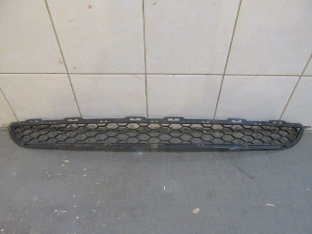 Решетка в бампер центральная Hyundai Santa Fe 2006-2012