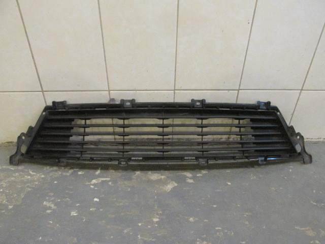 Решетка в бампер центральная Lexus ES 2012-2018