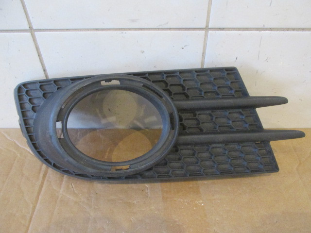 Решетка в бампер правая Volkswagen Tiguan 2007-2017