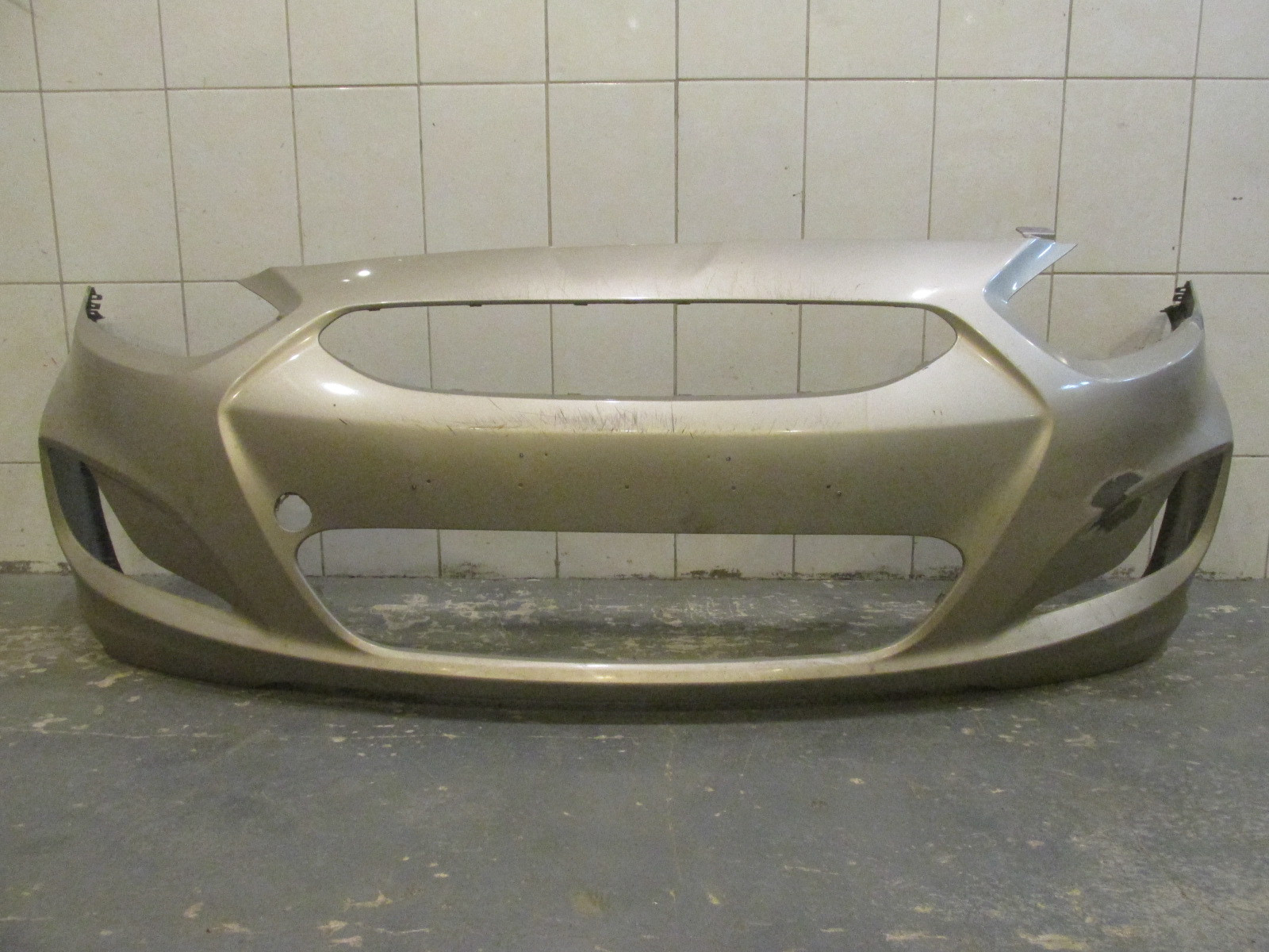 Бампер передний хендай солярис 2020 белый. Бампер бежевый. Бампер бежевый. 865114l000 бампер передний solaris. Китайский бампер на солярис серебристый металлик отличается ли цвет.