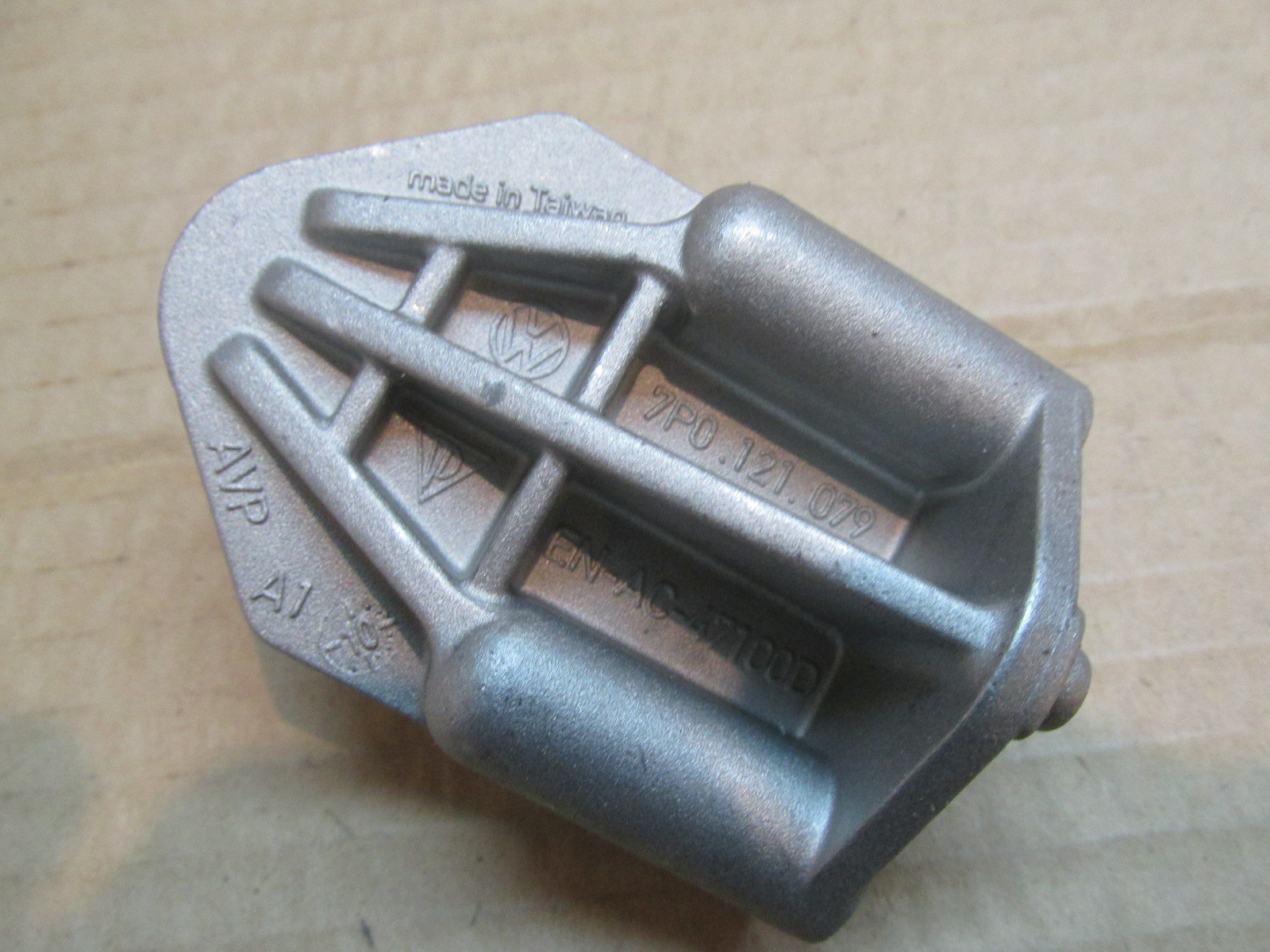 Кронштейн радиатора Porsche Cayenne 2010-2017