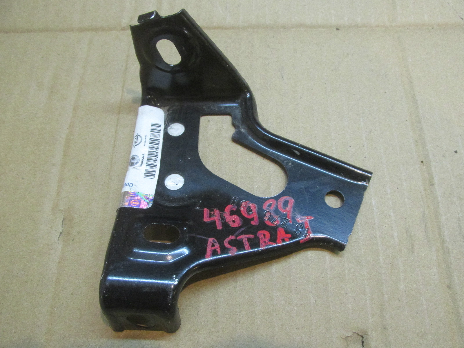 Кронштейн крепления правого крыл Opel Astra J 2010>