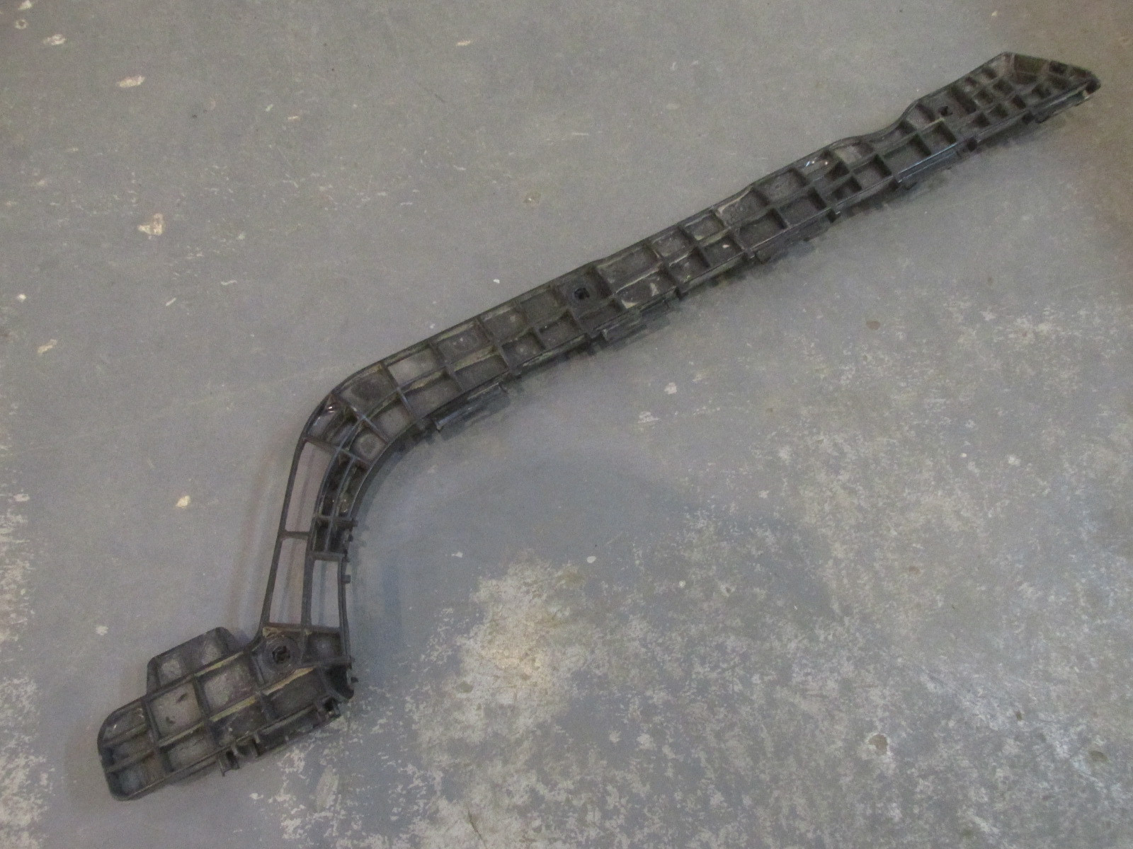 Направляющая заднего бампера Lexus LX 570 (URJ200) 2007>