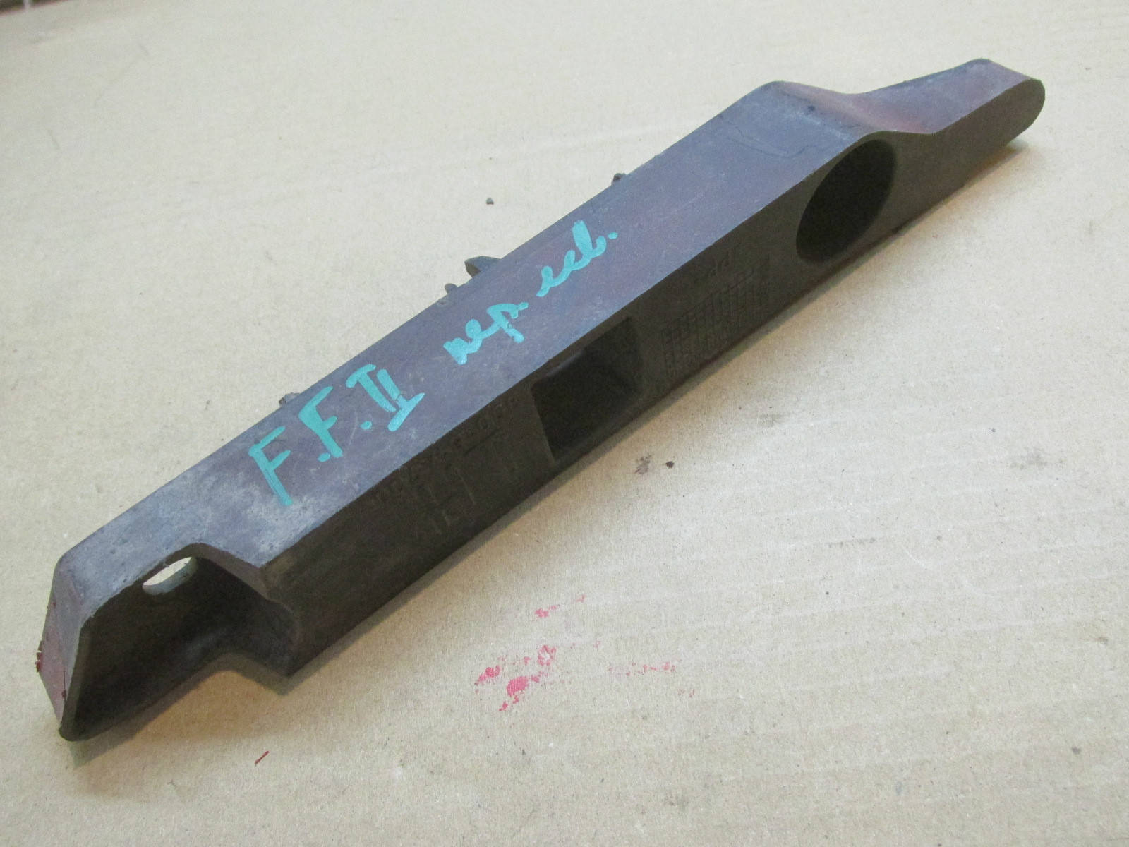 Направляющая переднего бампера Ford Focus II 2005-2008