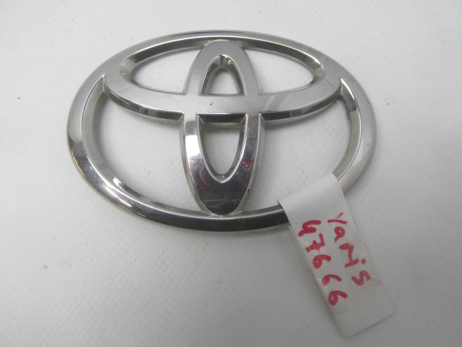 Эмблема Toyota Yaris 2011>