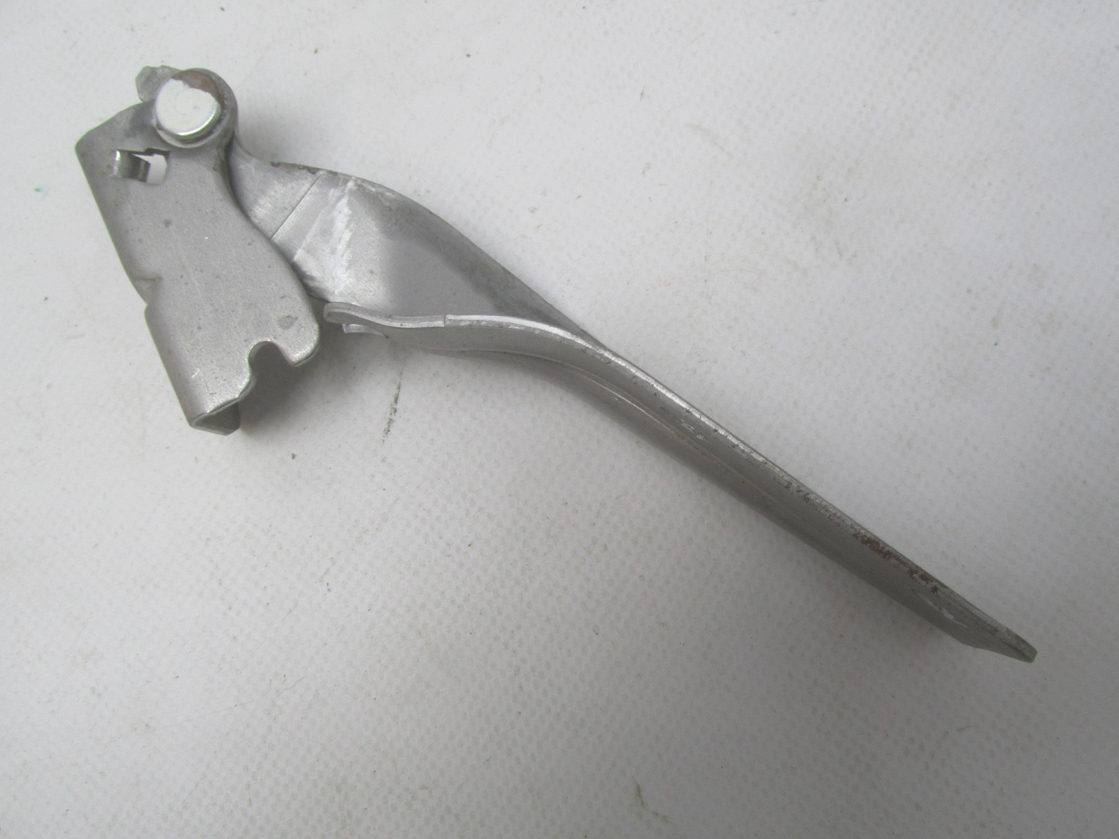 Петля капота левая Suzuki Alto 1998-2006