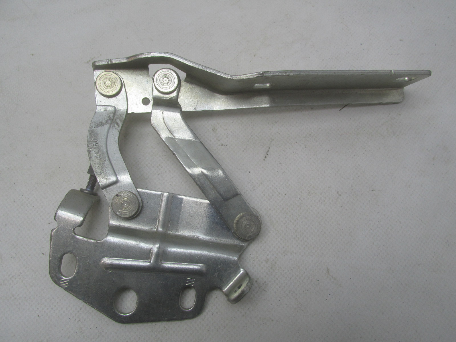 Петля капота левая Volkswagen Passat B7 2011-2015