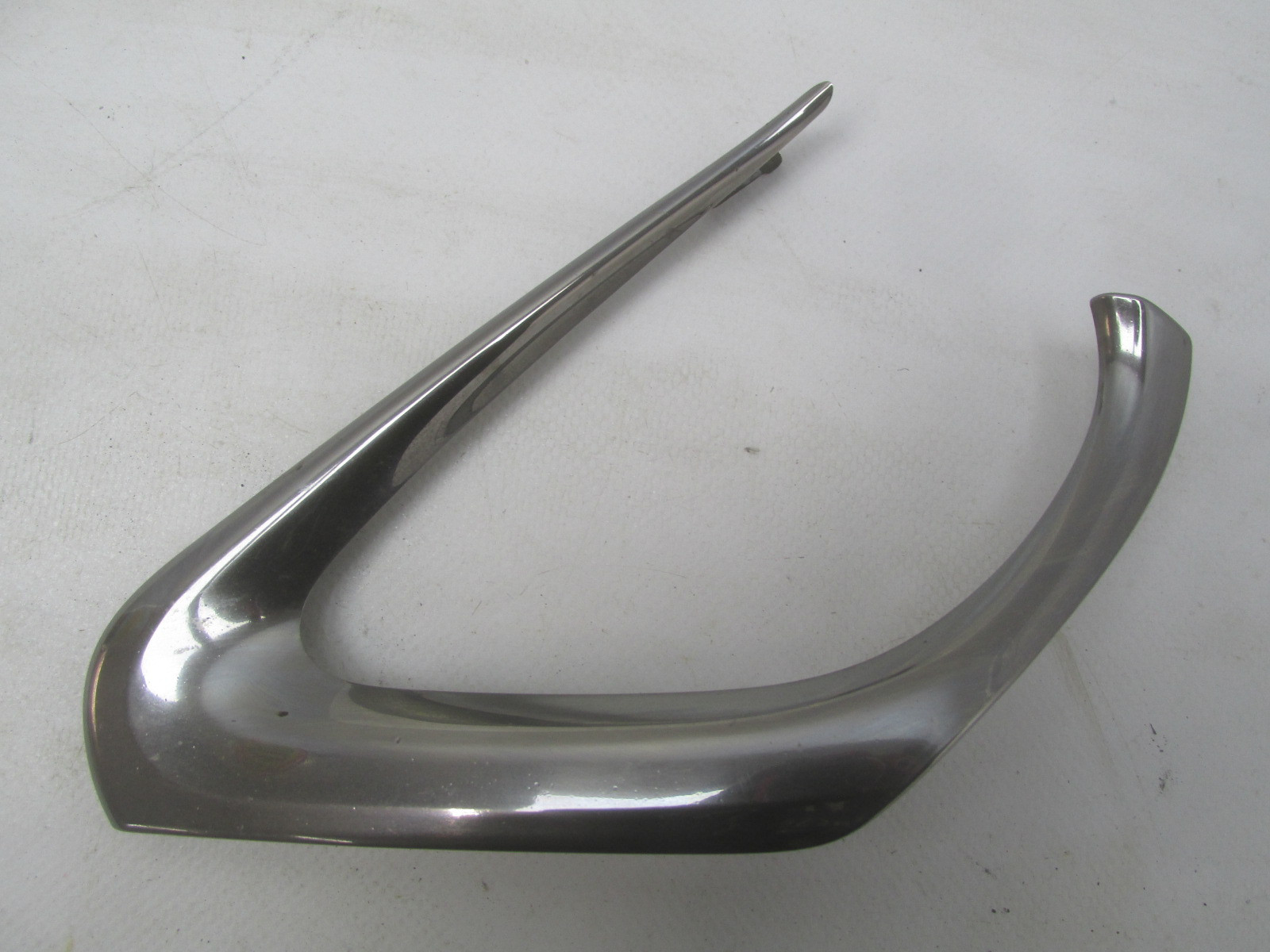 Молдинг центральной решетки Toyota Camry V50 2011-2018