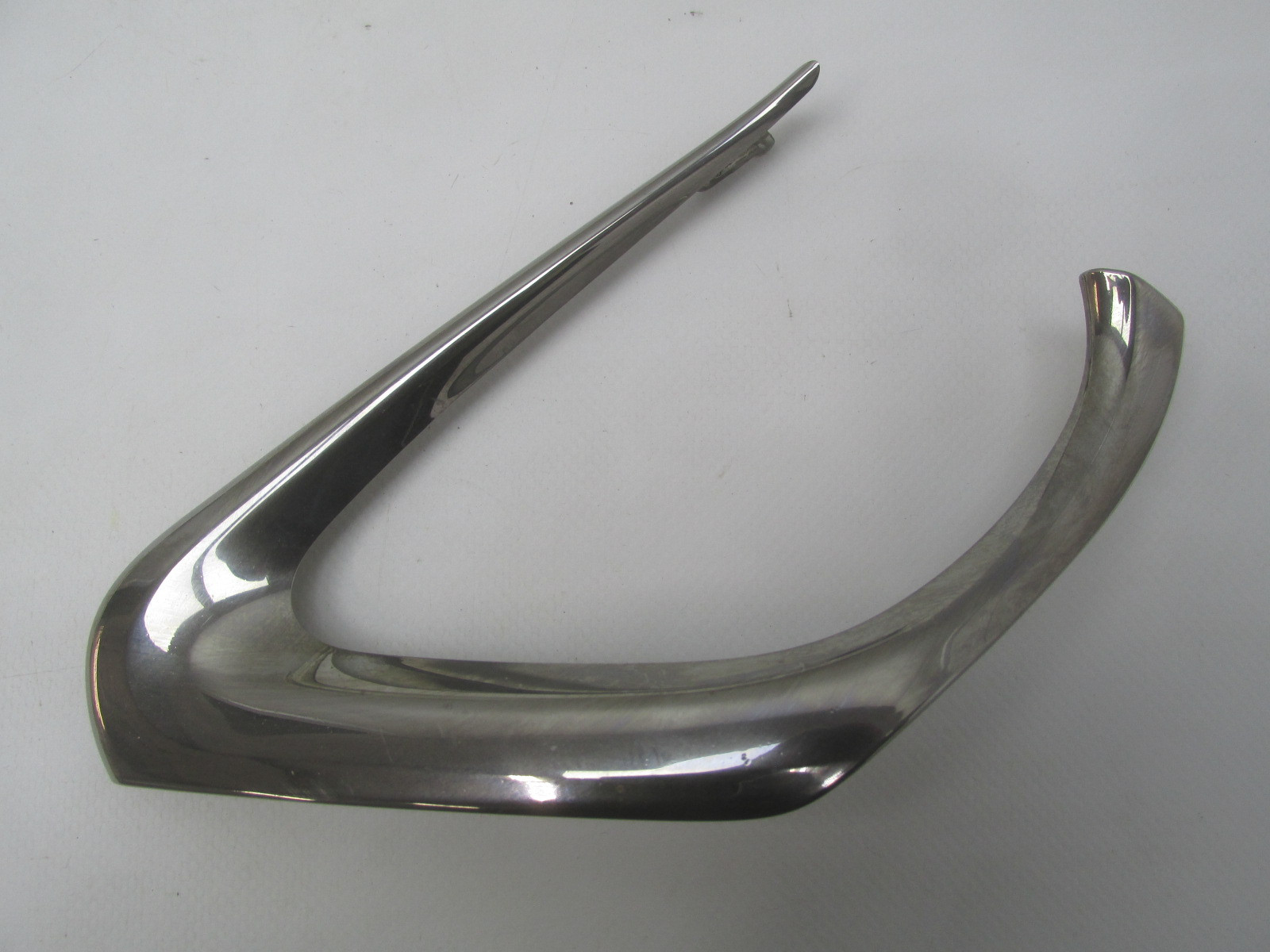 Молдинг центральной решетки Toyota Camry V50 2011-2018