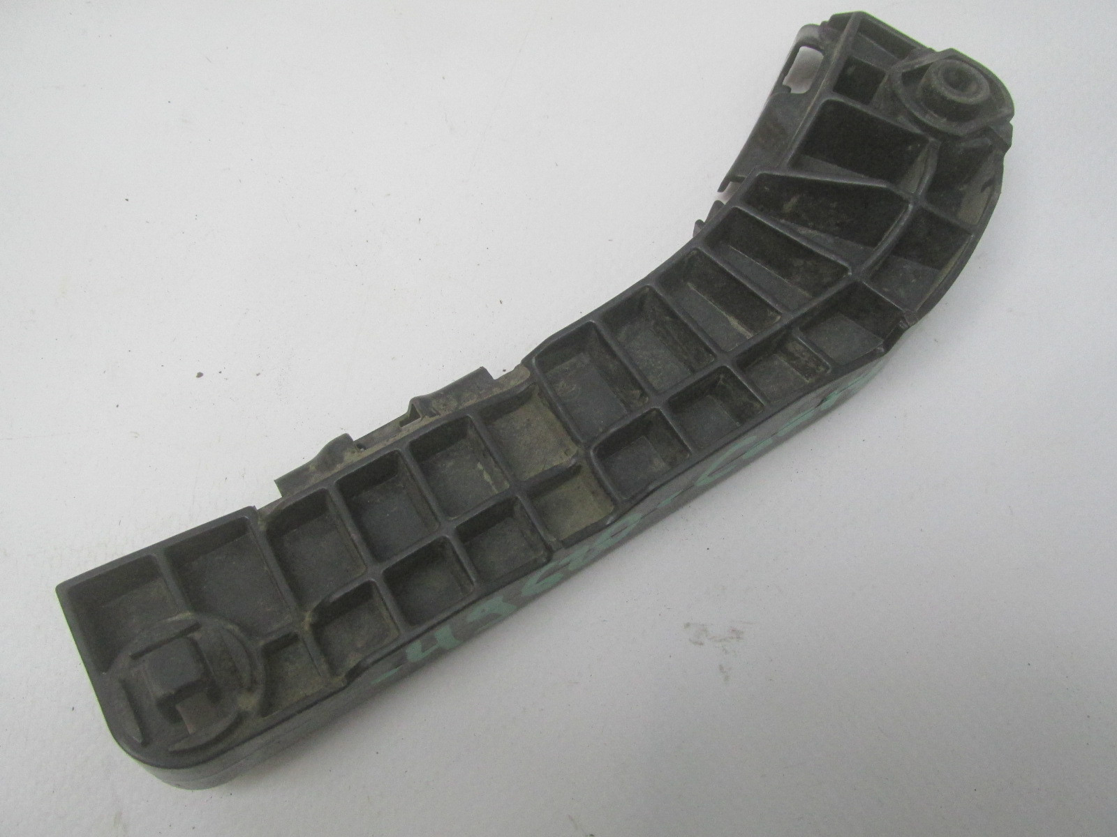 Направляющая переднего бампера Toyota Camry V40 2006-2011