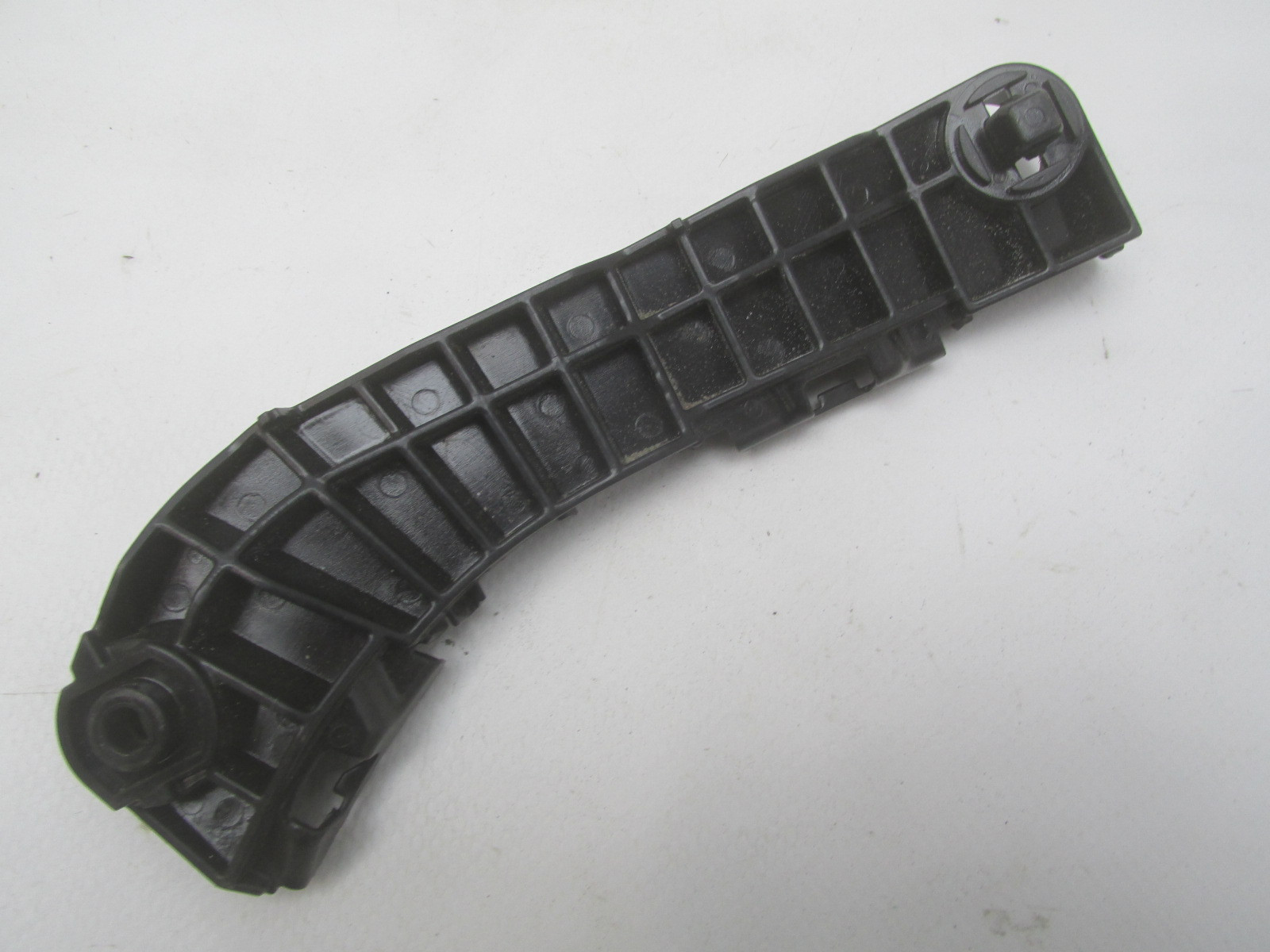 Направляющая переднего бампера Toyota Camry V40 2006-2011