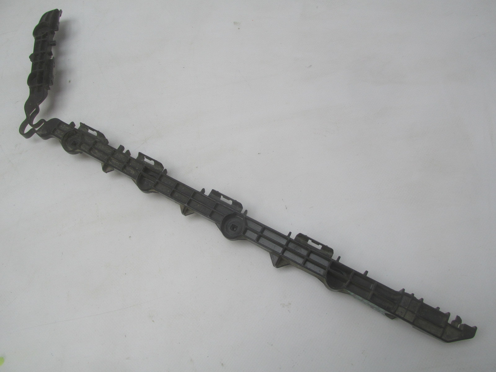 Направляющая заднего бампера Toyota Camry V50 2011-2018