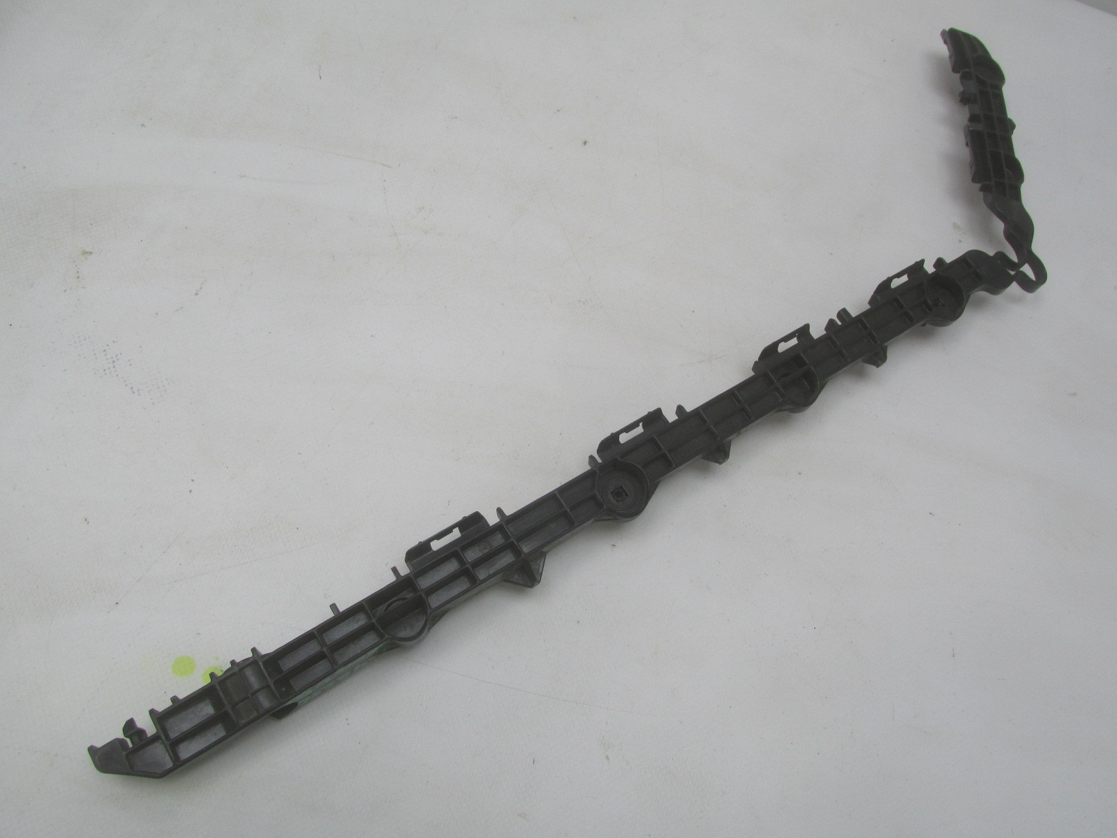 Направляющая заднего бампера Toyota Camry V50 2011-2018