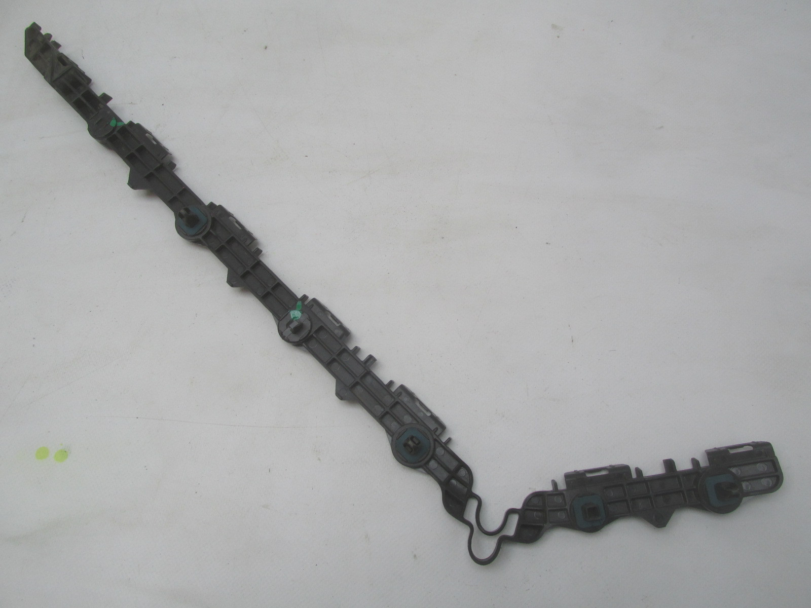 Направляющая заднего бампера Toyota Camry V50 2011-2018