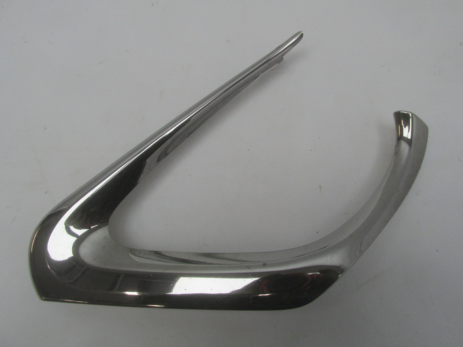 Молдинг центральной решетки Toyota Camry V50 2011-2018