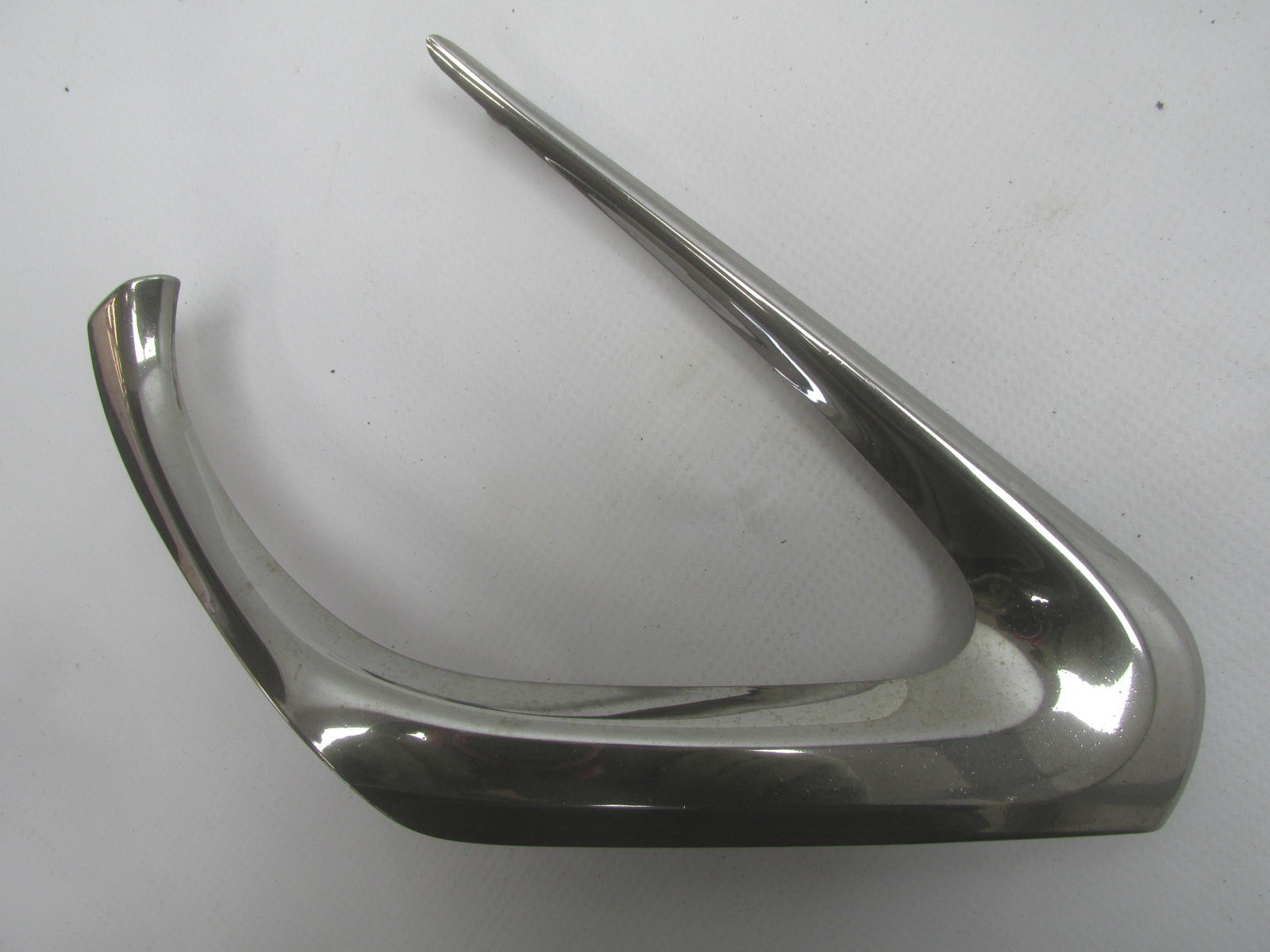 Молдинг центральной решетки Toyota Camry V50 2011-2018