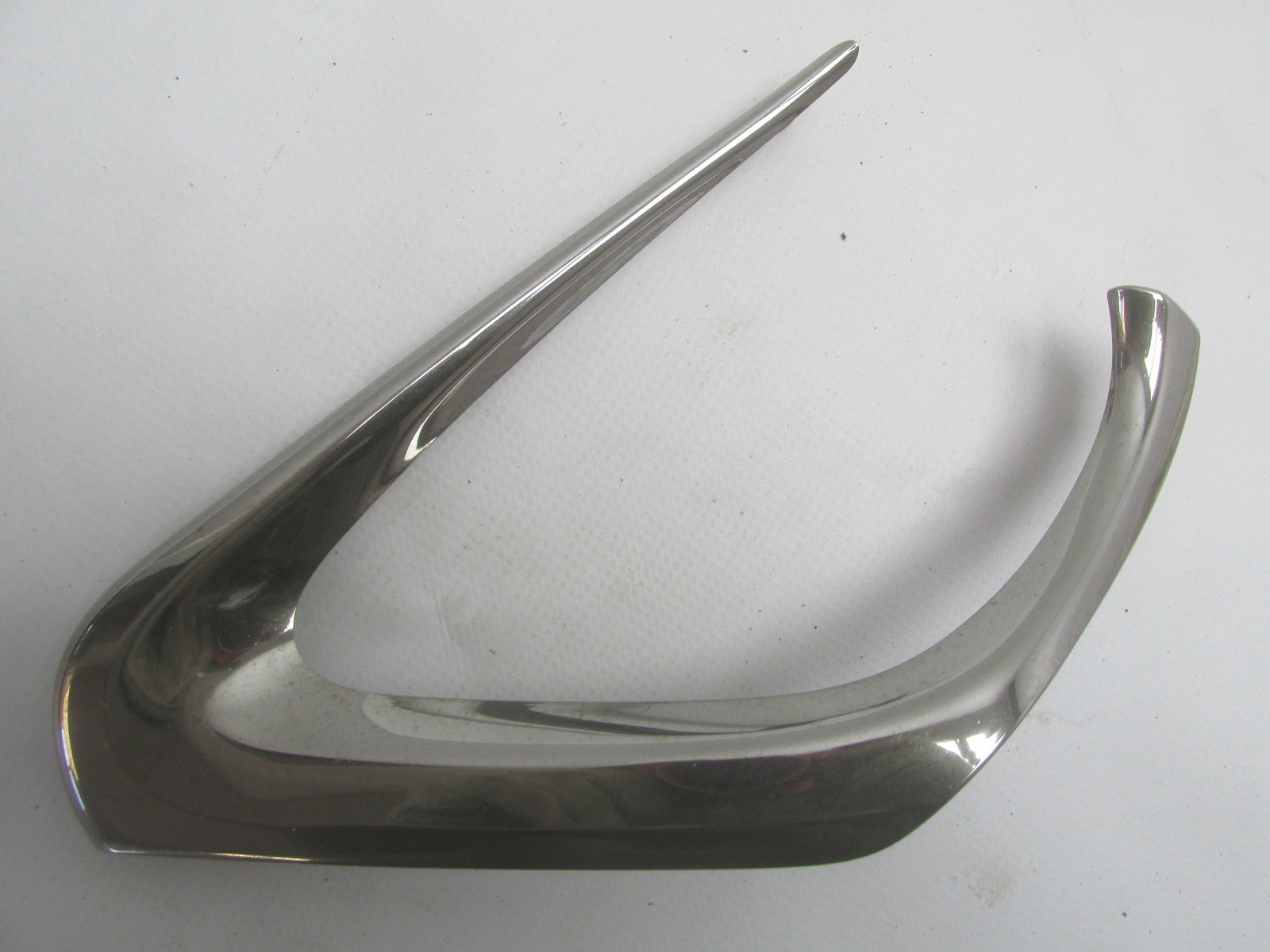 Молдинг центральной решетки Toyota Camry V50 2011-2018