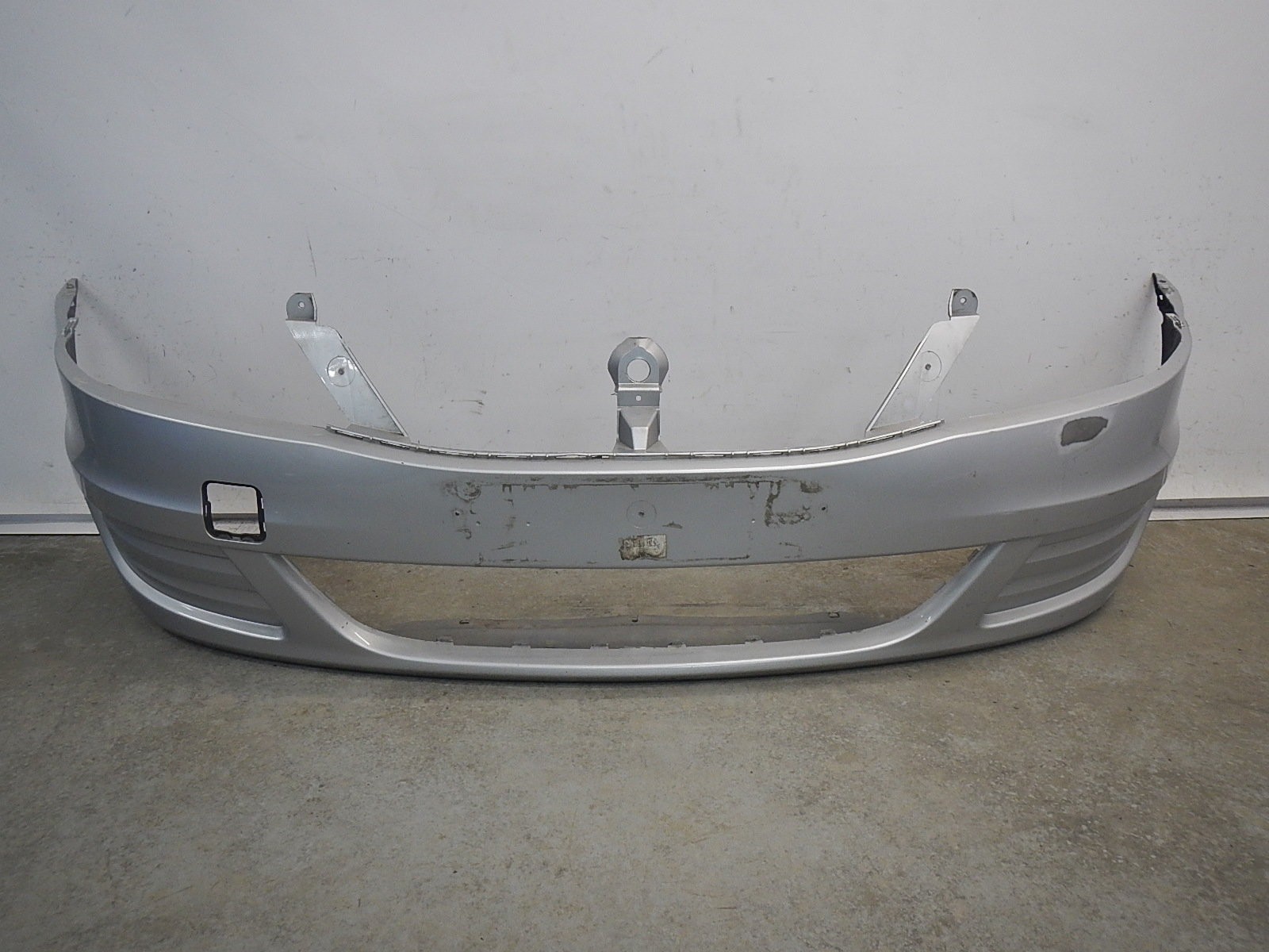 Бампер передний рено логан 1 артикул. Бампер передний рено логан 1 фаза 1. Бампер рено логан 1 рестайлинг. Рено логан белый бампер. Бампер на рено логан 1 рестайлинг.