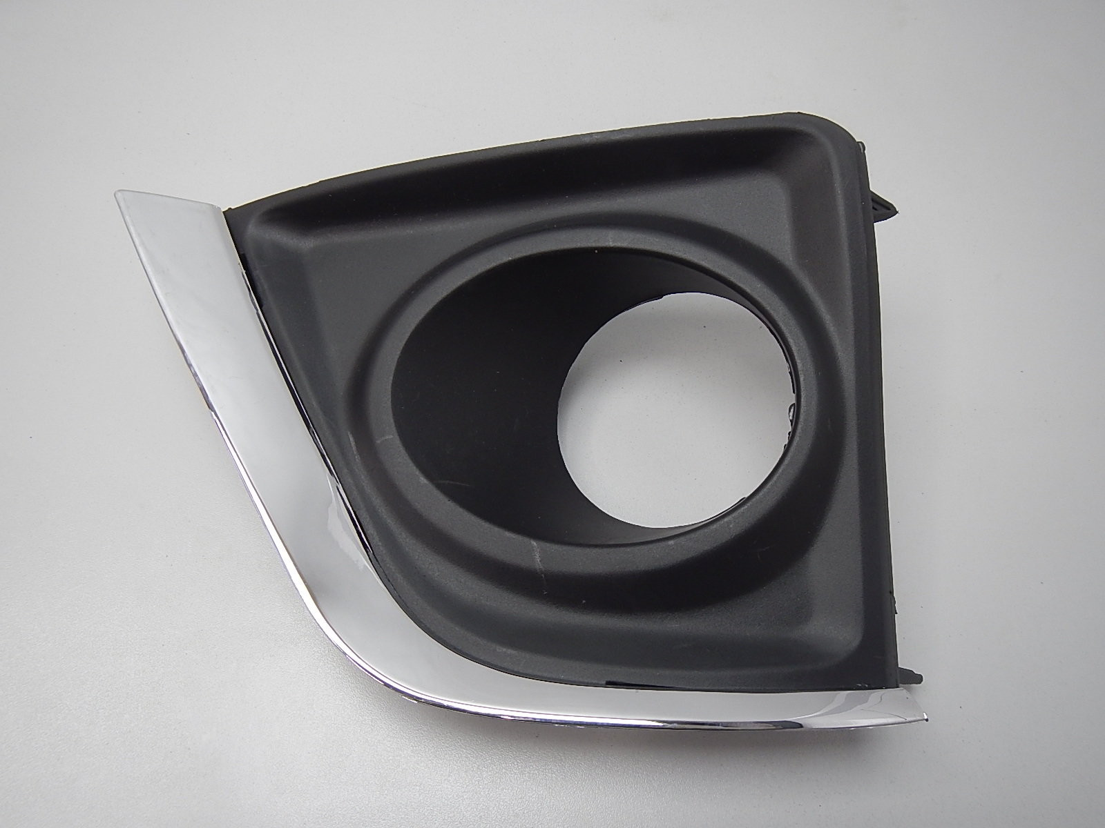 Рамка для противотуманных фар Toyota Corolla E18 2013-2018