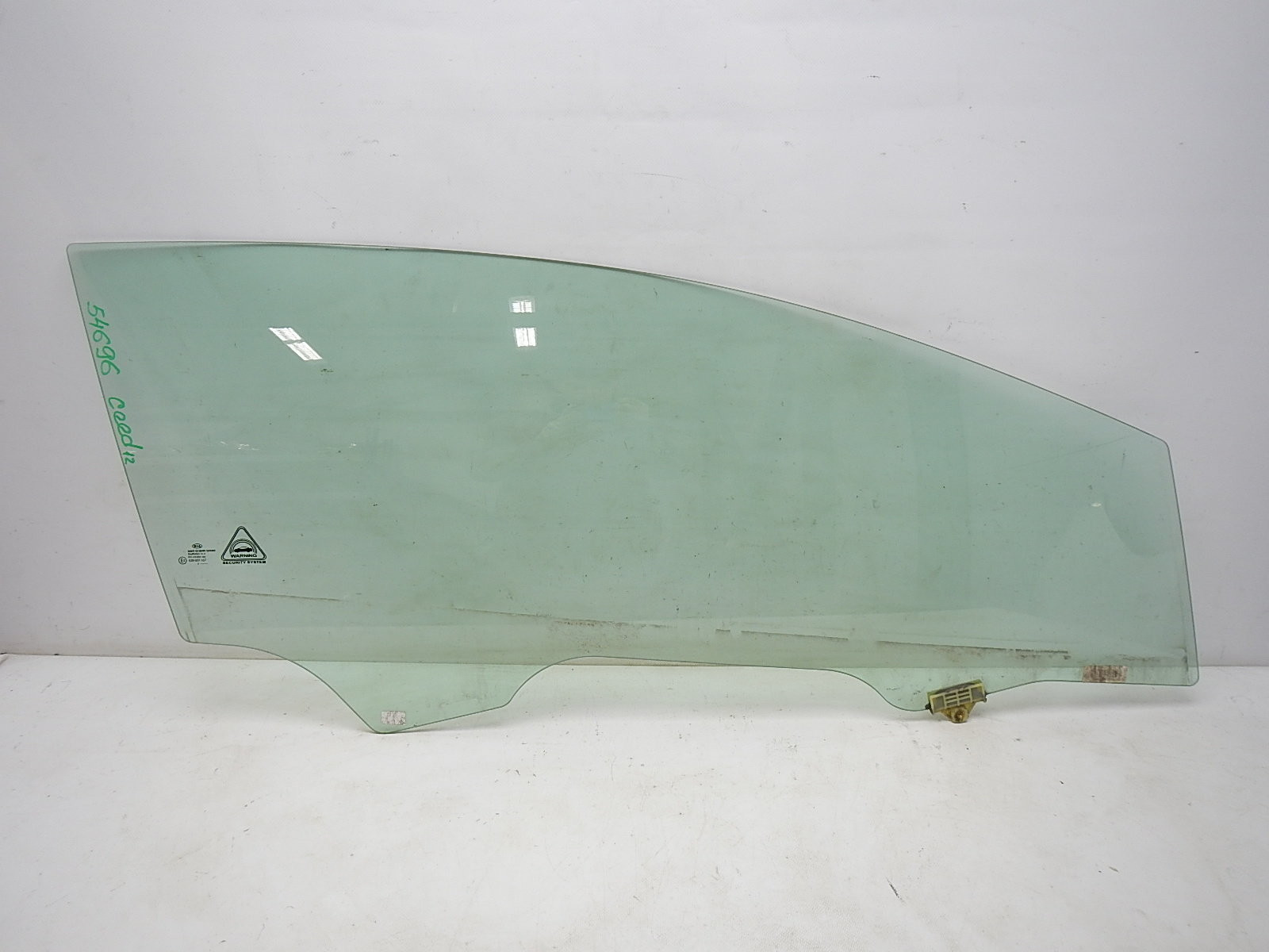 Стекло двери передней правой Kia Ceed 2012-2018