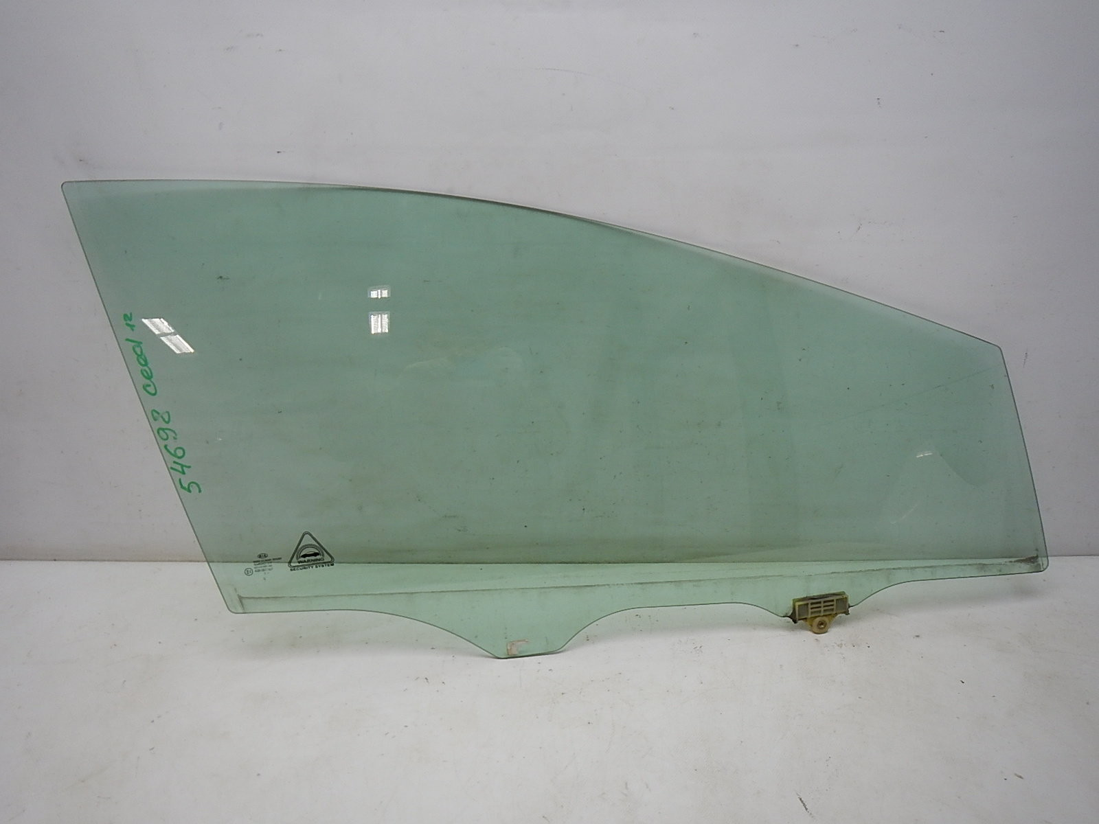 Стекло двери передней правой Kia Ceed 2012-2018