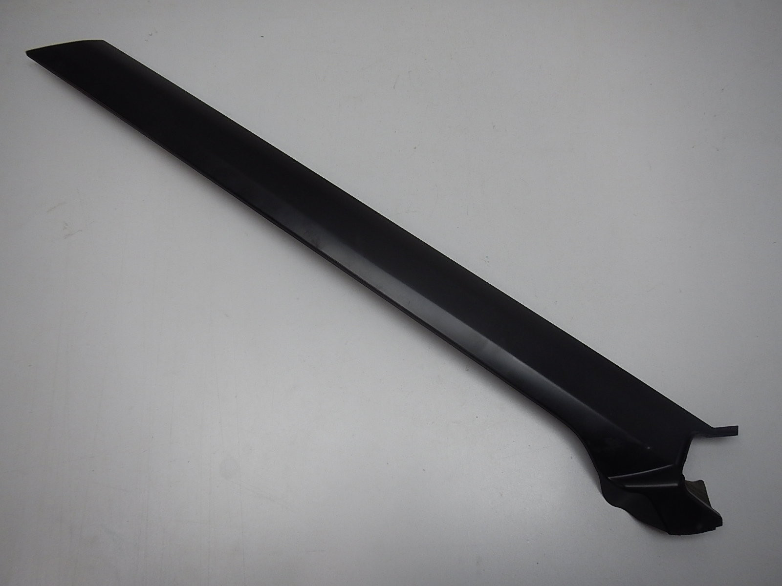 Накладка лобового стекла правая Land Rover Discovery IV 2009>