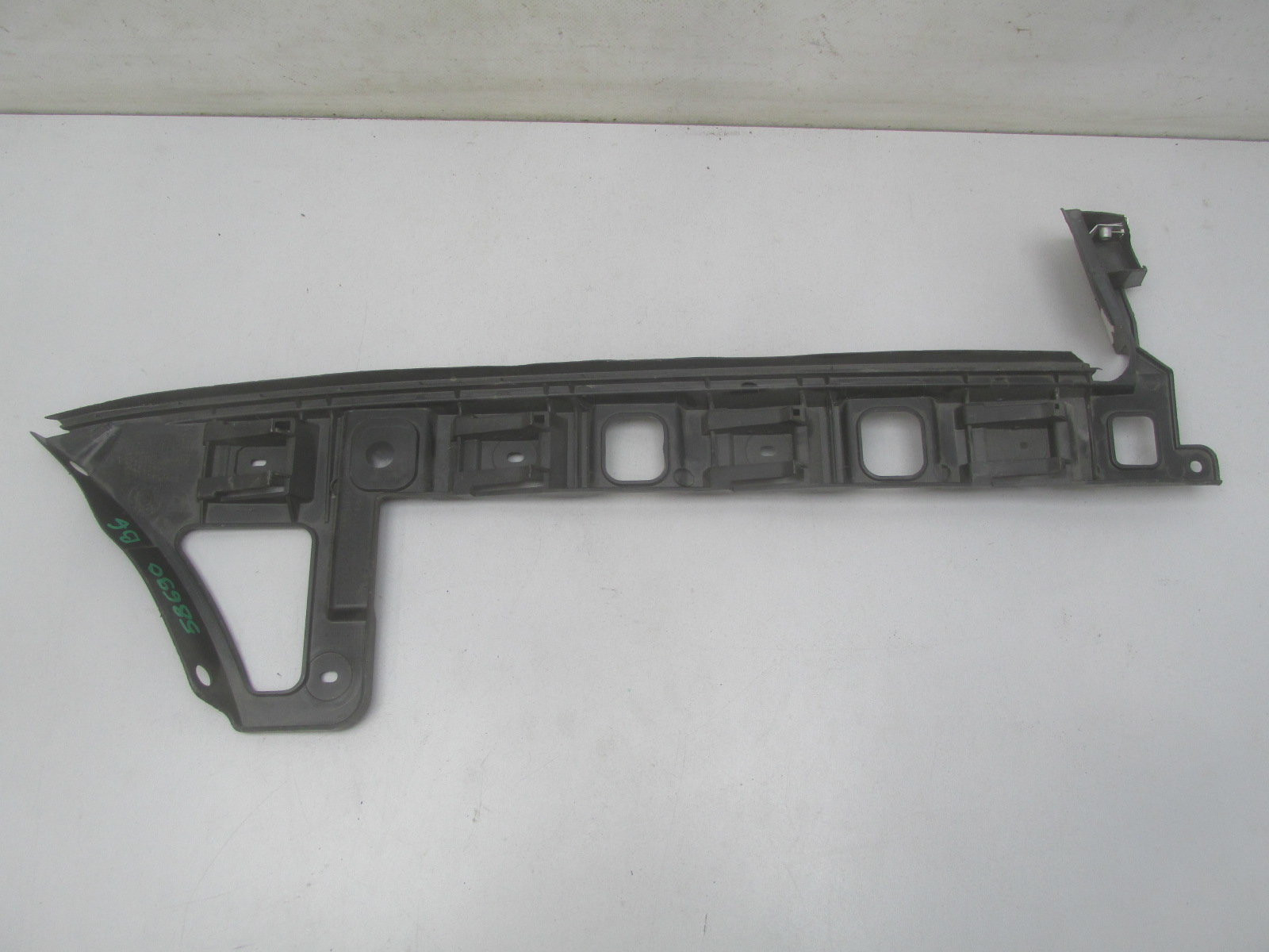 Направляющая заднего бампера Volkswagen Passat B6 2005-2010