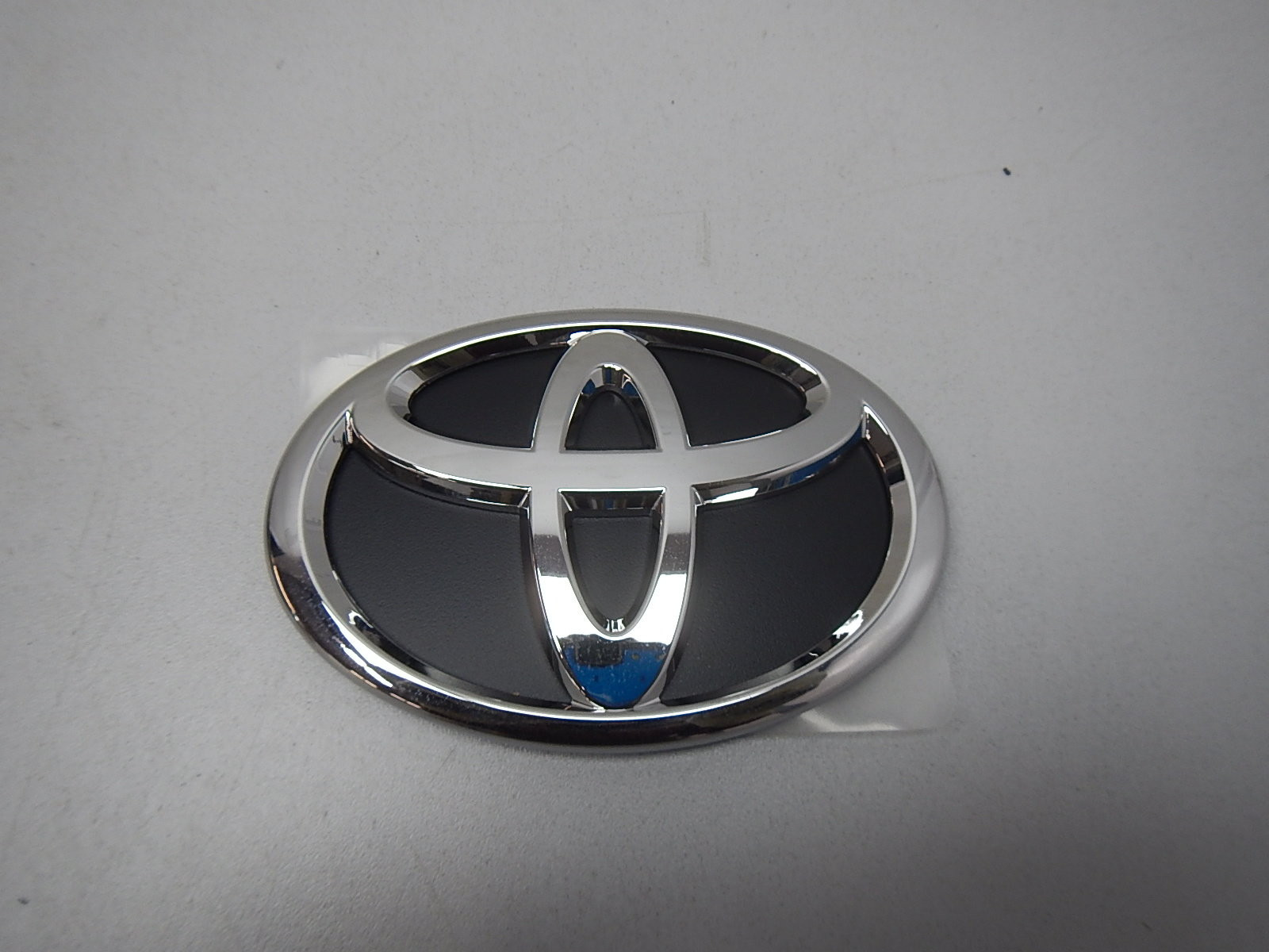 Эмблема Toyota Camry V50 2011-2018